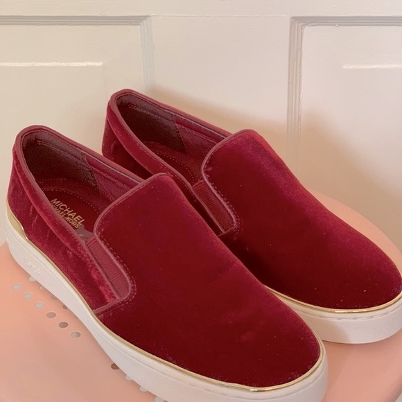 Michael Kors 6.5 Burgundy Velvet Shoes - Picture 3 of 5